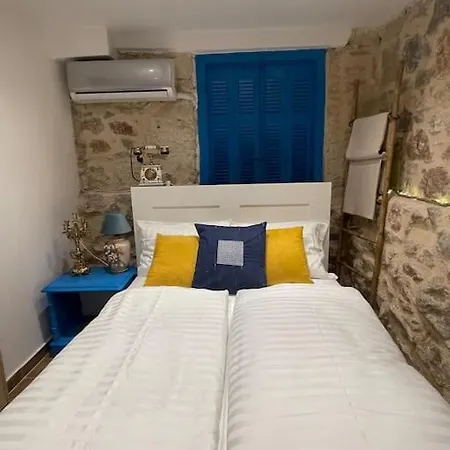 Stone Near Acropolis & Metro 石头记 Felsenhohle